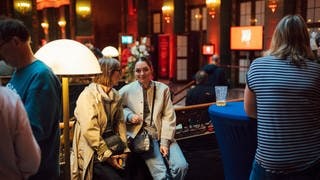 Besucherinnen und Besucher auf dem New Pop Festival 2024.