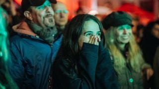 Besucherinnen und Besucher auf dem New Pop Festival 2024.