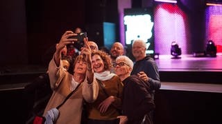 Besucherinnen und Besucher auf dem New Pop Festival 2024.