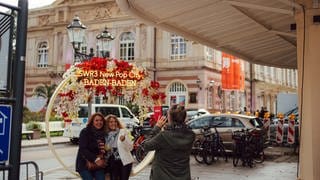 Besucherinnen und Besucher auf dem New Pop Festival 2024.