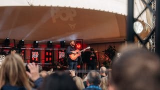 Tom Walker beim SWR3 New Pop Festival 2024 im Interview mit Sabrina Kemmer