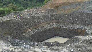 Das riesige Förderloch einer illegalen Goldmine in Kolumbien