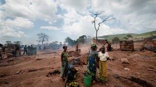 Frauen und Minderjährige in einer Goldmine in Tansania