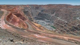 Industrieller Golddabbau: eine Goldmine in Westaustralien
