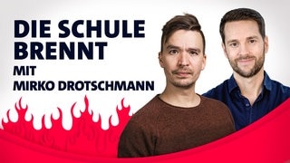 Mirko Drotschmann und Bob Blume vor Flammen