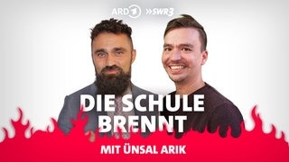 Ünsal Arik und Bob Blume vor Flammen