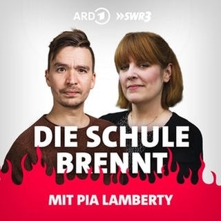 Pia Lamberty und Bob Blume vor Flammen