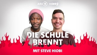 Bob Blume und Steve Hiobi vor Flammen