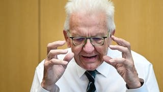 Winfried Kretschmann, aufgenommen in seinem Büro im Landtag