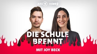 Joy Beck und Bob Blume vor Flammen