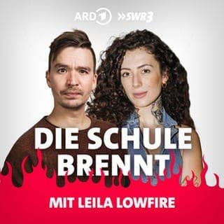 Leila Lowfire hinter Flammen mit Host Bob Blume Podcast Cover