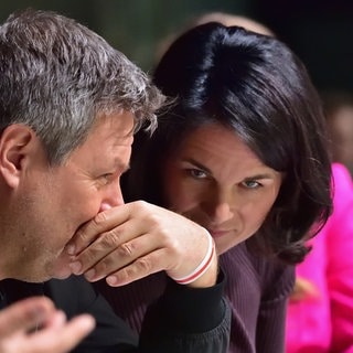 Die Hand vor dem Mund im Parlament