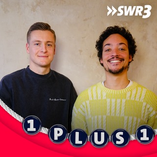 Ex-Fußballspieler und Fußballexperte Felix Kroos und Comedian, Podcaster und Moderator Aurel Mertz im Podcast "1 plus 1"