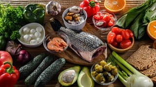 Symbolbild für die mediterrane Ernährung: Obst, Gemüse, Fisch