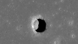 Mond Krater Loch