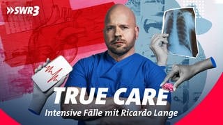 Ricardo Lange vor medzinischen Illustrationen