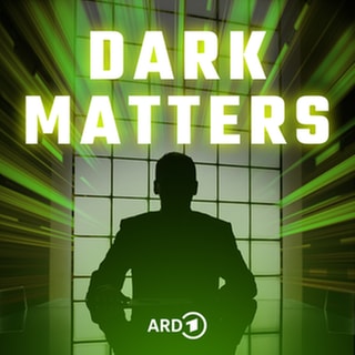 Dark Matters, Staffel 3, Silhouette eines Mannes am Schreibtisch