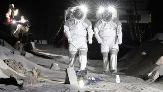 Zwei Astronauten im Europäischen Astronautenzentrum Luna.