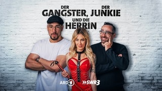 Der Gangster, der Junkie und die Herrin - Maximilian Pollux, Roman Lemke und Nina Workhard vor einer Ziegelwand