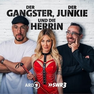 Der Gangster, der Junkie und die Herrin - Maximilian Pollux, Roman Lemke und Nina Workhard vor einer Ziegelwand