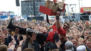 Eisverkäufer beim Stage Diving bei Rock am Ring