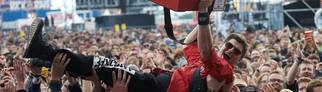 Eisverkäufer beim Stage Diving bei Rock am Ring