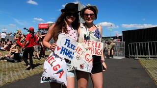 Free Hugs, free F... - Schilder bei Rock am Ring - IMG_2546.jpg-130924