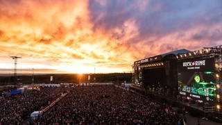 Leuchtender Sonnenuntergang über der Hauptbühne beim Musikfestival Rock am Ring.