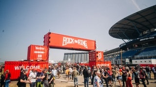 Viele Menschen am Eingang zum Festivalgelände von Rock am Ring 2023