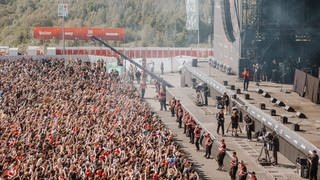 Olaf, der Flipper, tritt bei Rock am Ring auf und das Publikum feiert ihn