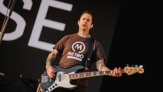 Der Bassist von Rise Against auf der Bühne von Rock am Ring 2023