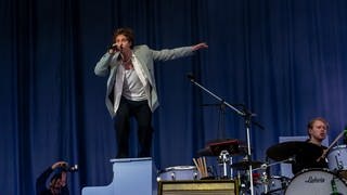 Fred Rabe, Sänger der Giant Rooks auf der Bühne bei Rock am Ring.