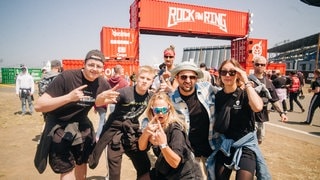 Eine Gruppe junger Menschen vor den Toren von Rock am Ring