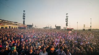 Das Wetter bei Rock am Ring ist 2023: Das Publikum vor der Bühne genißt die Sonnenstrahlen