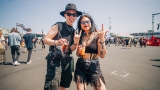 Zwei junge Menschen stehen auf dem Gelände von Rock am Ring