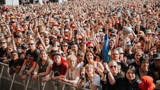 Das Publikum feiert den Auftritt von Yungblud bei Rock am Ring 2023