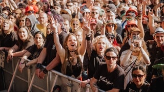 Fans jubeln beim Auftritt von Yungblud bei Rock am Ring 2023