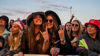 Zuschauerinnen und Zuschauer bei Rock am Ring 2023.