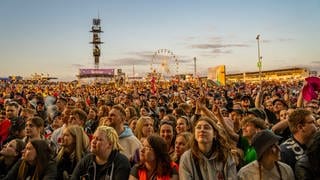 Zuschauerinnen und Zuschauer bei Rock am Ring 2023