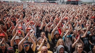 Fans feiern bei Rock am Ring den Auftritt von Flogging Molly