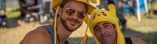 Zwei Männer mit gelben Pikachu-Hüten sind vor Zelten bei Rock am Ring