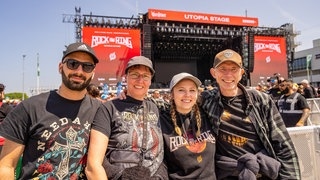 Vor der Hauptbühne von Rock am Ring stehen Festivalbesucher