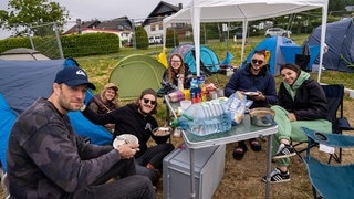 Ein Camp beim Frühstücken