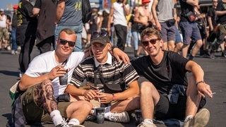 3 Festivalbesucher auf dem Boden