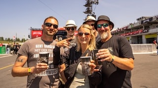 Familie vor der Bühne