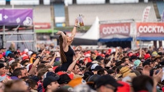 Frau auf den Schultern in der Crowd