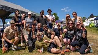 Freunde auf dem Campingplatz