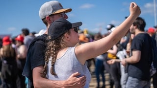 Freunde machen ein Selfie von sich