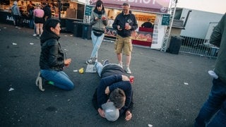 Freunde kuscheln auf dem Boden