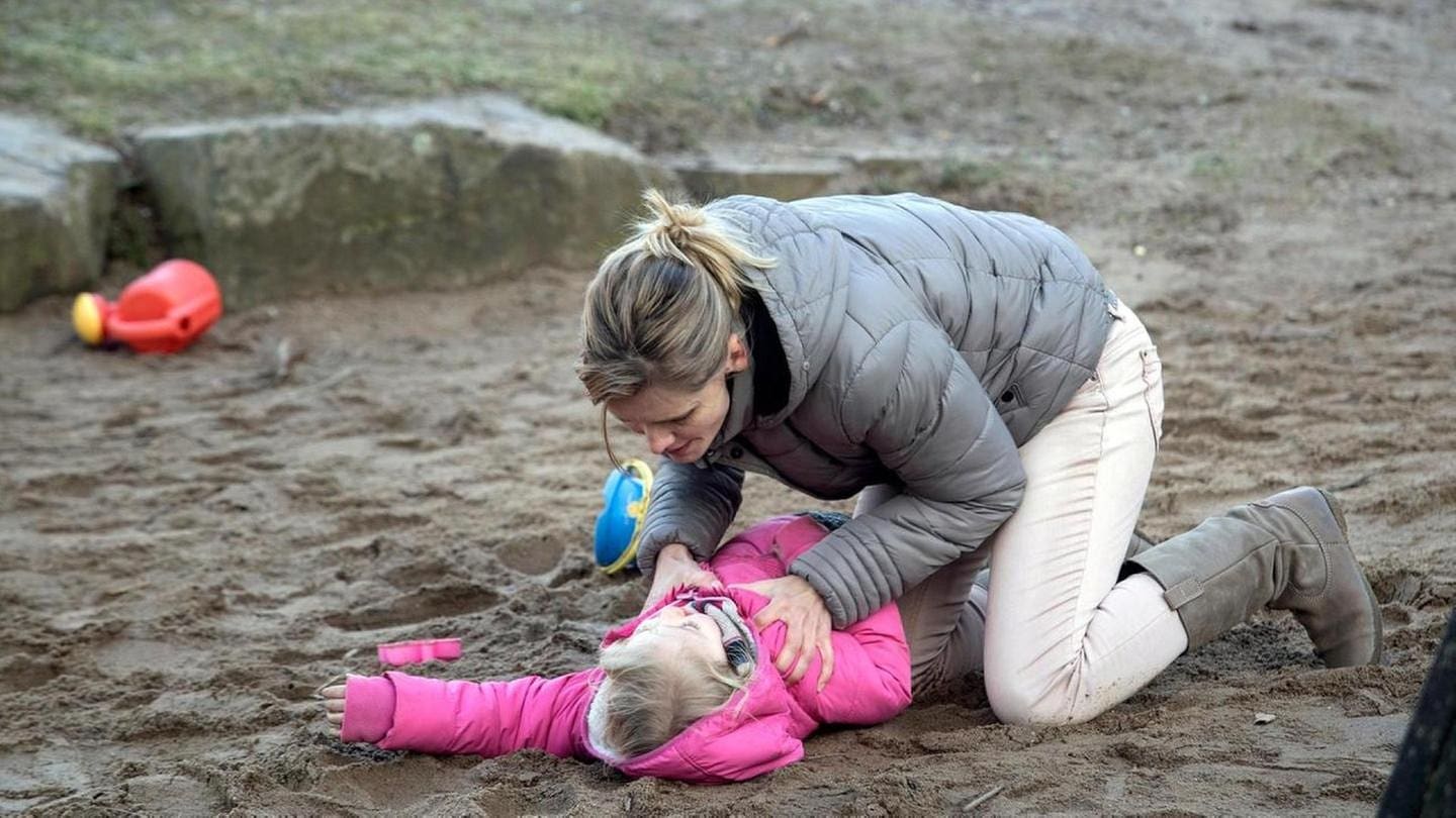 Emma liegt leblos im Sandkasten. Sie wacht einfach nicht mehr auf.